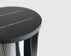 2-dettaglio-pannello-sfondo-neutro-helira-lampada-solare-da-esterno