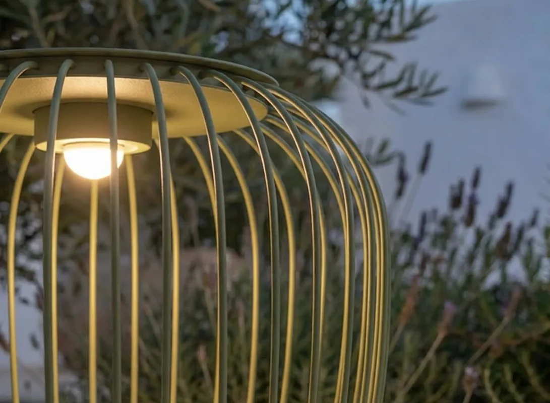 dettaglio-luce-colore-verde-spheria-lampada-da-esterno-di-design