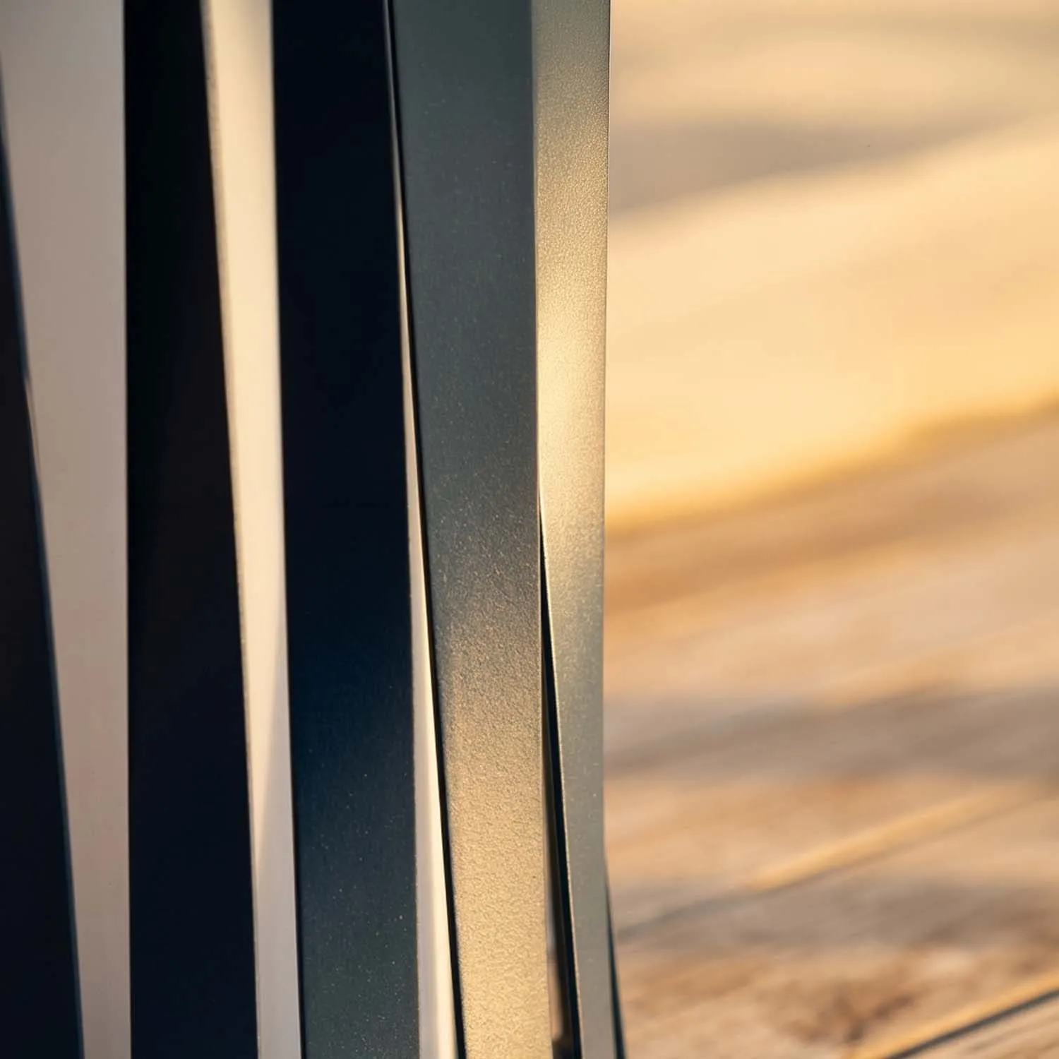 dettaglio-struttura-acciaio-helira-lampada-solare-da-esterno