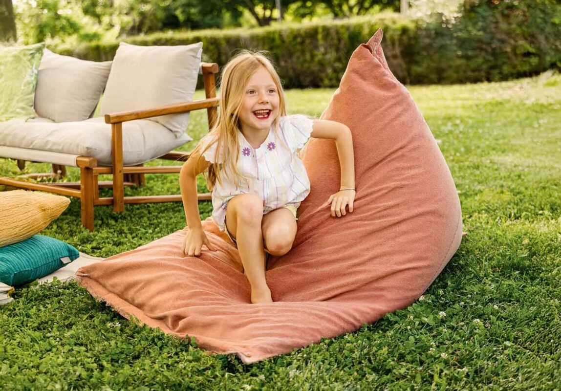 foto-bambina-thera-pouf-sacco-a-poltrona-da-esterno